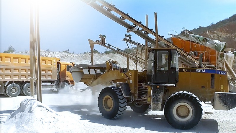SEM machine working in quarry
